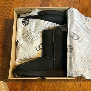 Women’s Ugg short classic Ugg boots black size 6 new never worn in box